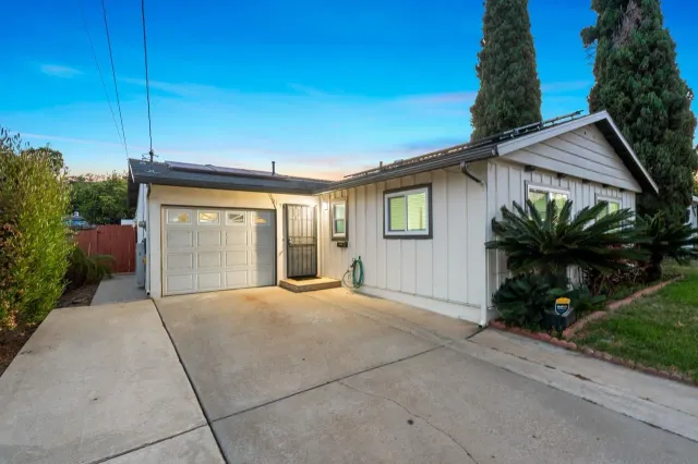 a view of an house with backyard and garden