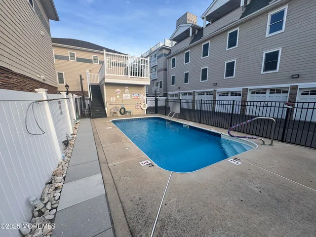 a view of a swimming pool with seating space