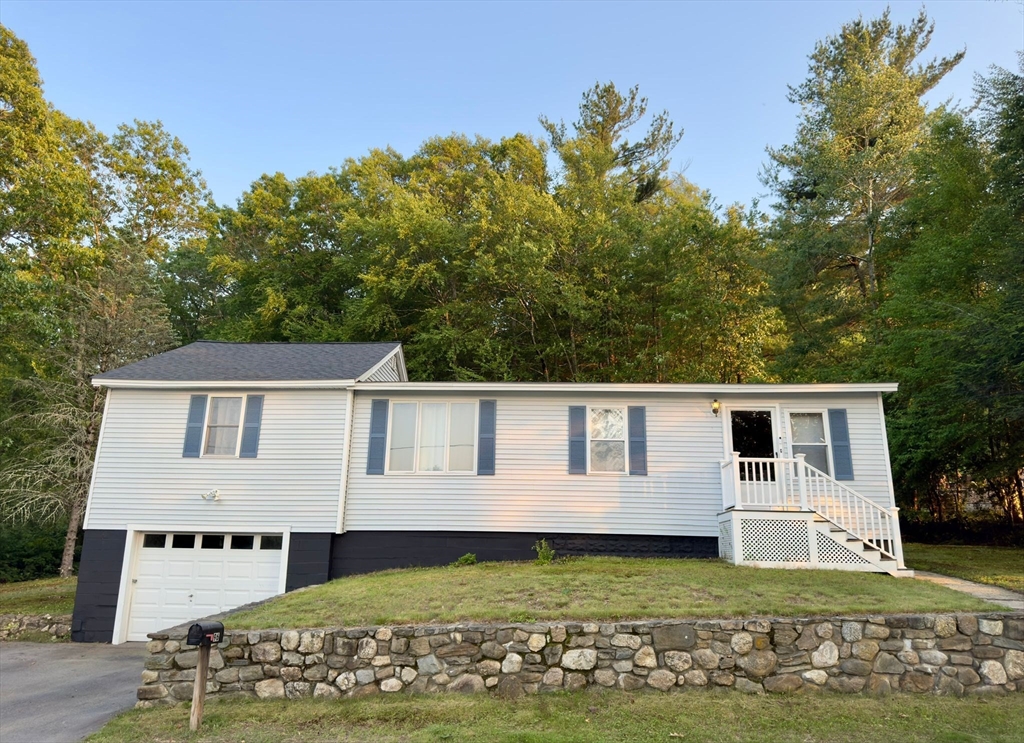 a view of a house with backyard