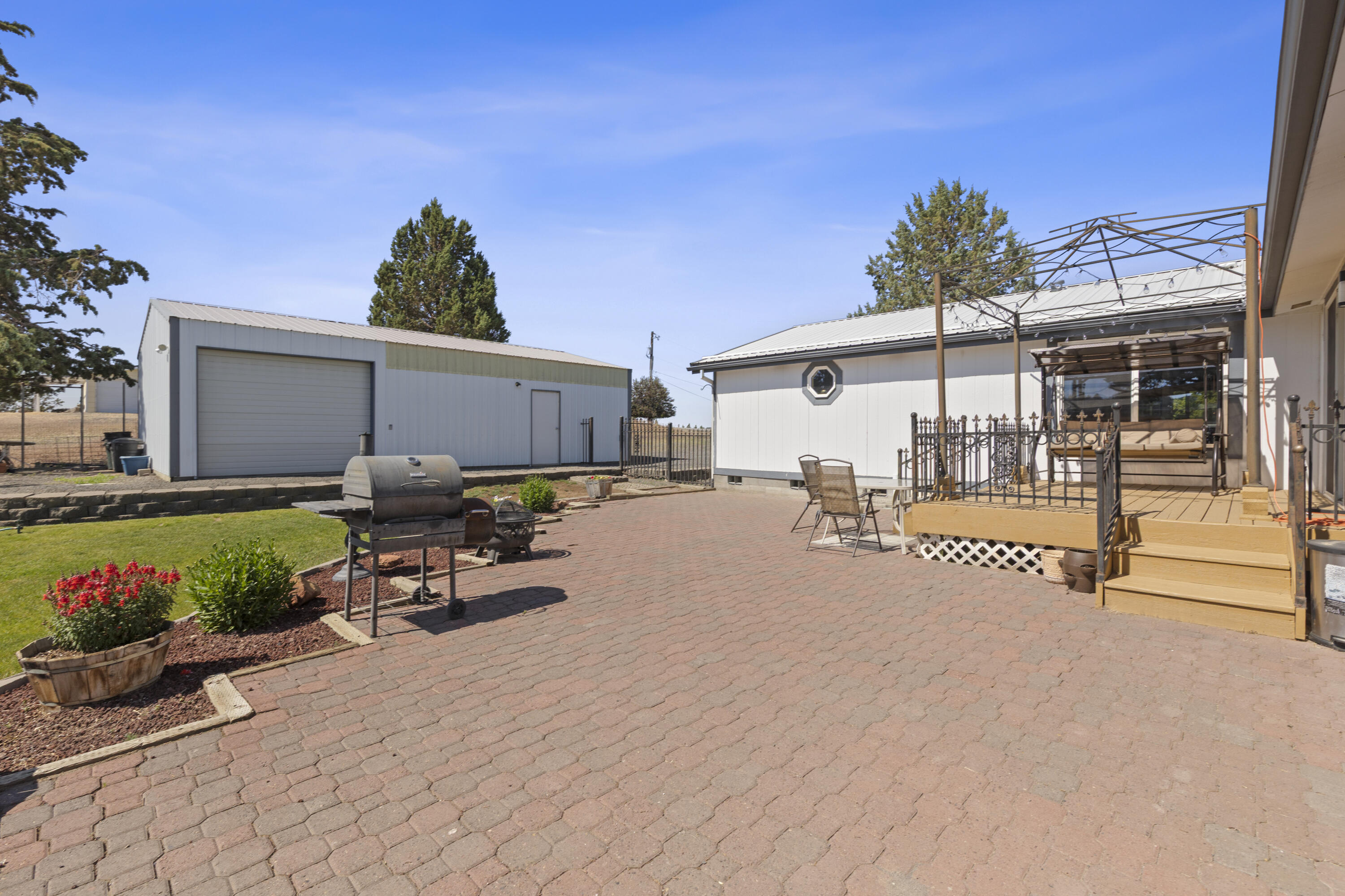 605 Southeast Kinkade Road Madras, OR 97741 - Photo 28 of 44 Back Yard house/shop/patio