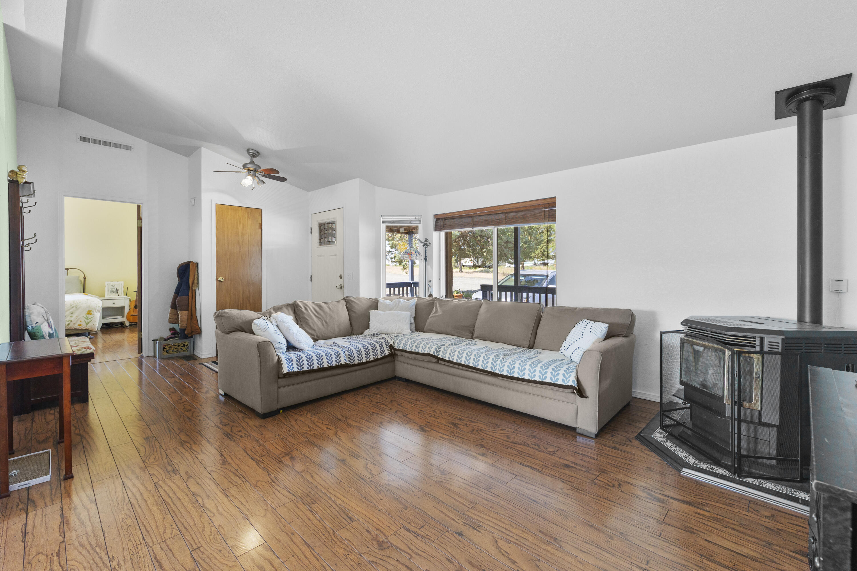 605 Southeast Kinkade Road Madras, OR 97741 - Photo 7 of 44 Living room