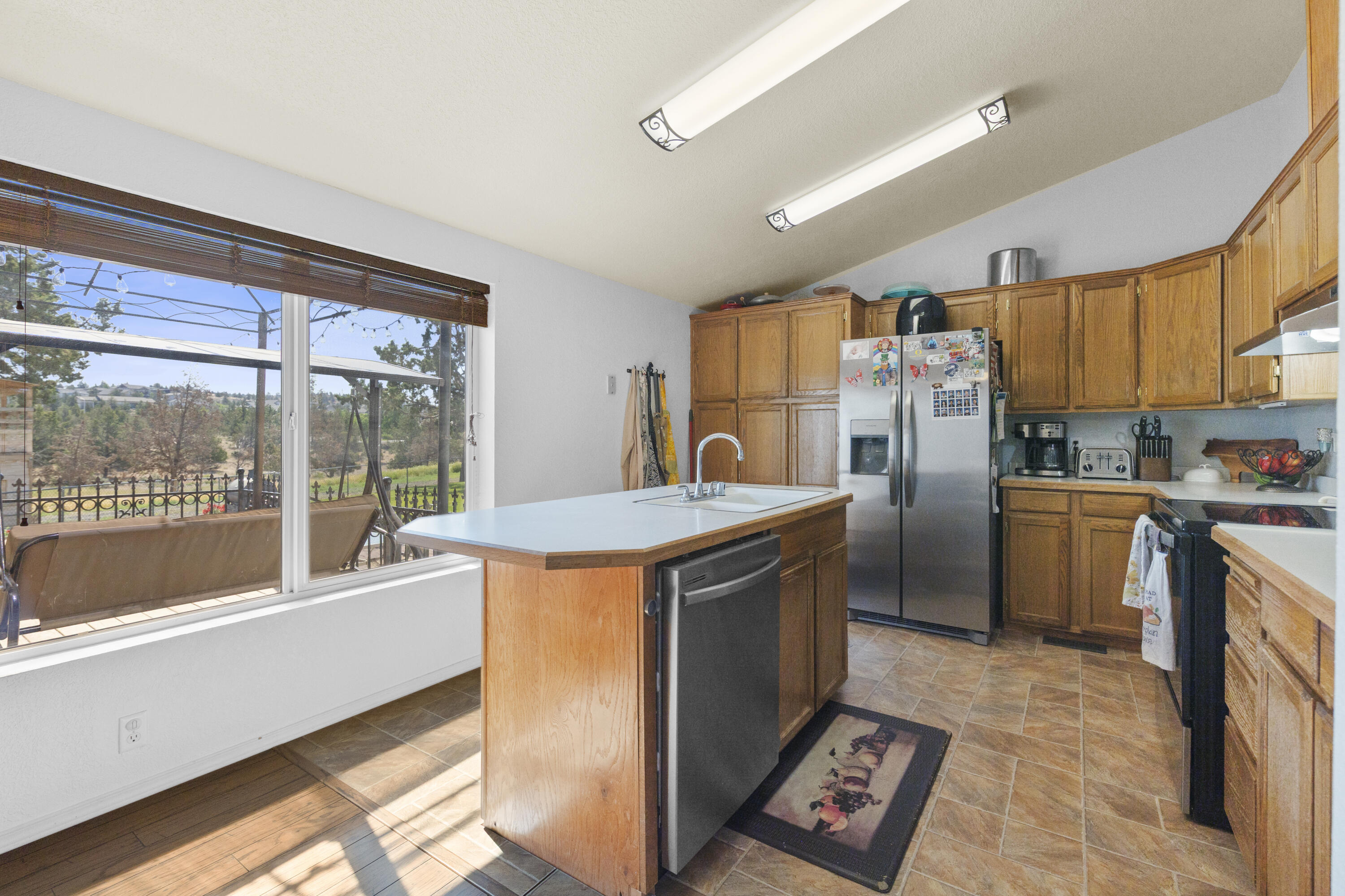 605 Southeast Kinkade Road Madras, OR 97741 - Photo 10 of 44 Kitchen