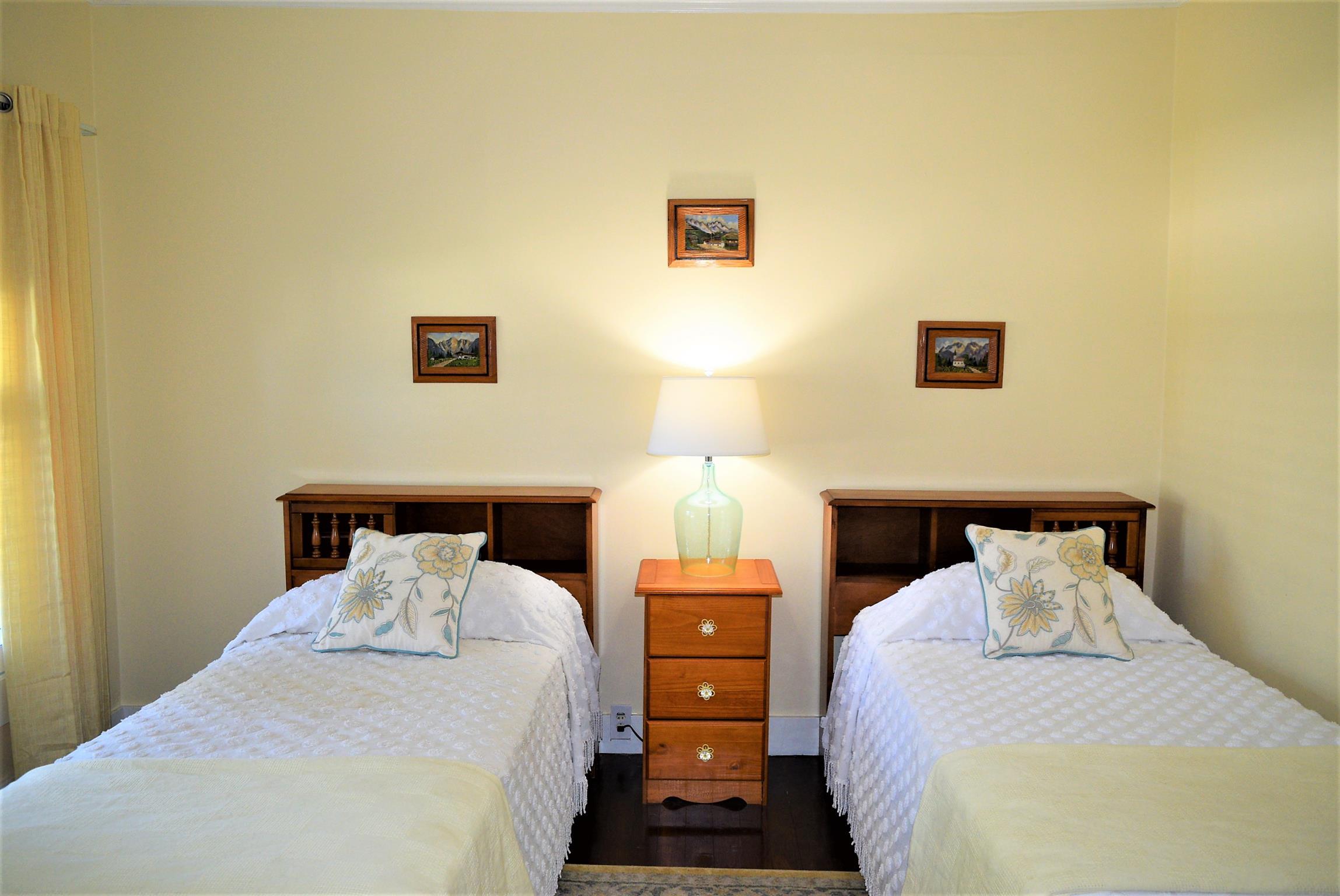 425 Spring Street Guthrie, KY 42234 - Photo 8 of 30 a bedroom with a bed and a lamp