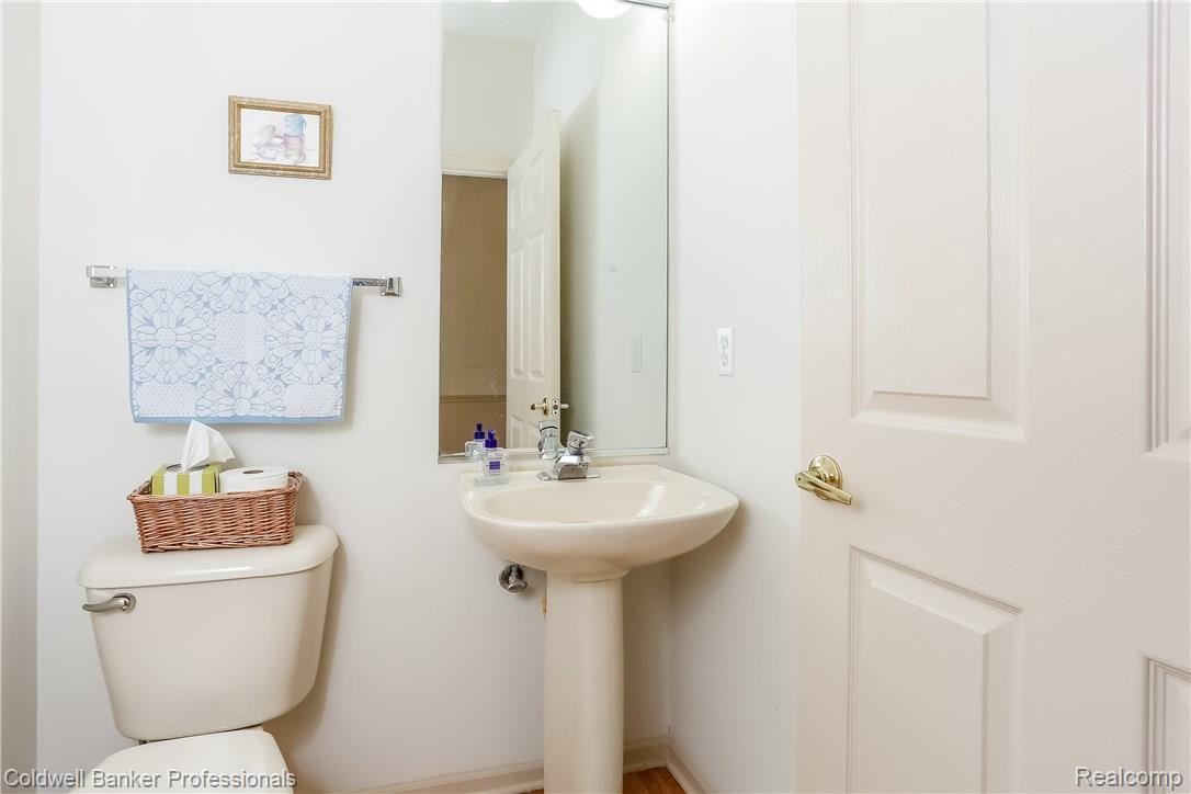 1868 Ring Neck Drive Rochester, MI 48307 - Photo 15 of 34 015-Powder_Room-4602316-large.jpg