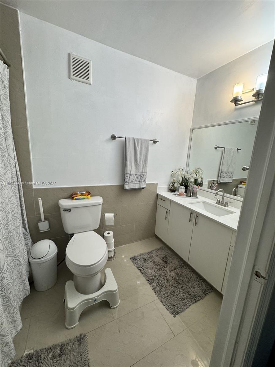 7005 Northwest 173rd Drive, Unit 1702 Hialeah, FL 33015 - Photo 20 of 26 Master Bathroom