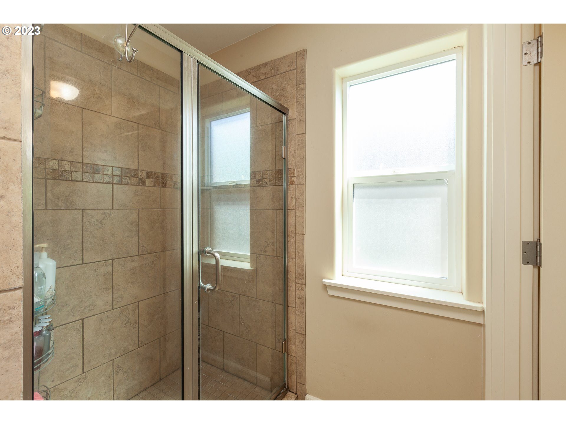 1615 4th Street Hood River, OR 97031 - Photo 22 of 33 a bathroom with a window
