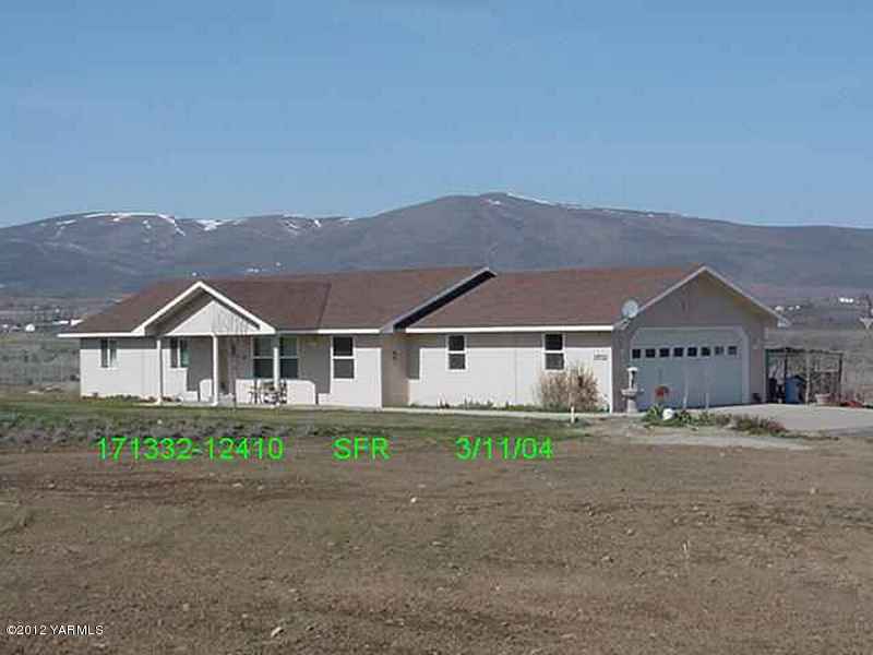15721 Fisk Road Yakima, WA 98908 - Photo 1 of 9 front view of a house with a yard