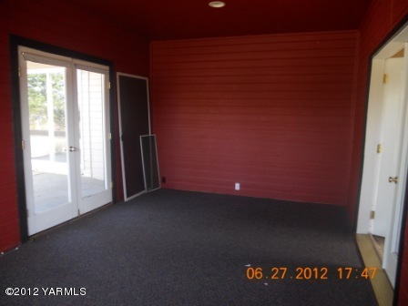 15721 Fisk Road Yakima, WA 98908 - Photo 9 of 9 an empty room with a window