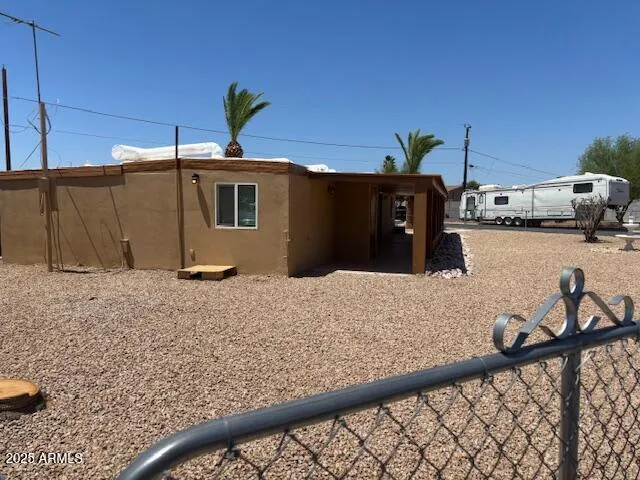 a view of a backyard