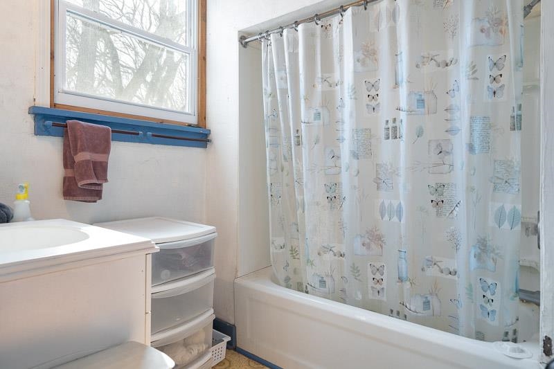 3134 North River Road Oregon, IL 61061 - Photo 15 of 59 a bathroom with a sink a toilet and a bathtub