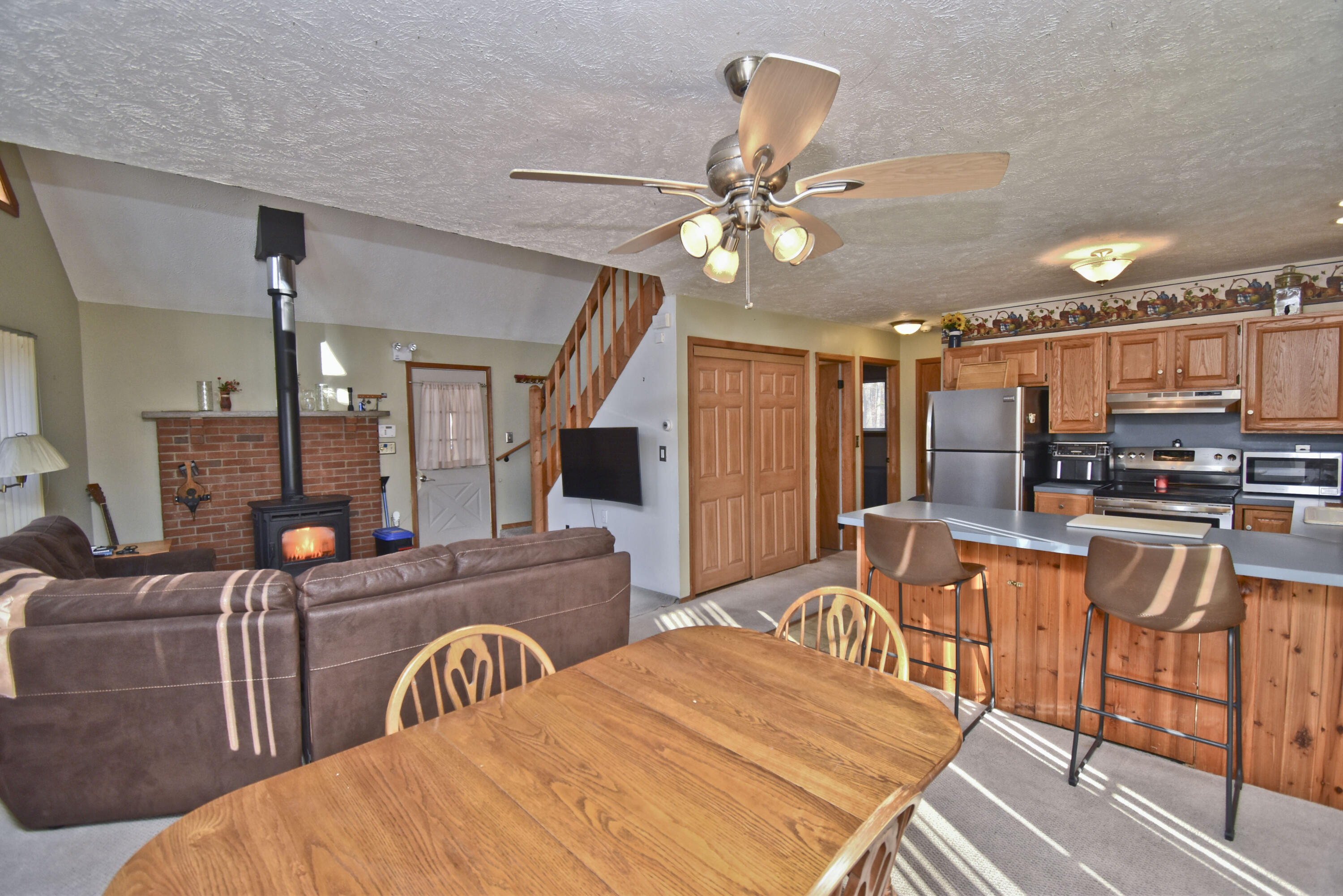 2181 Village Road Effort, PA 18330 - Photo 8 of 35 3 Dining (1)