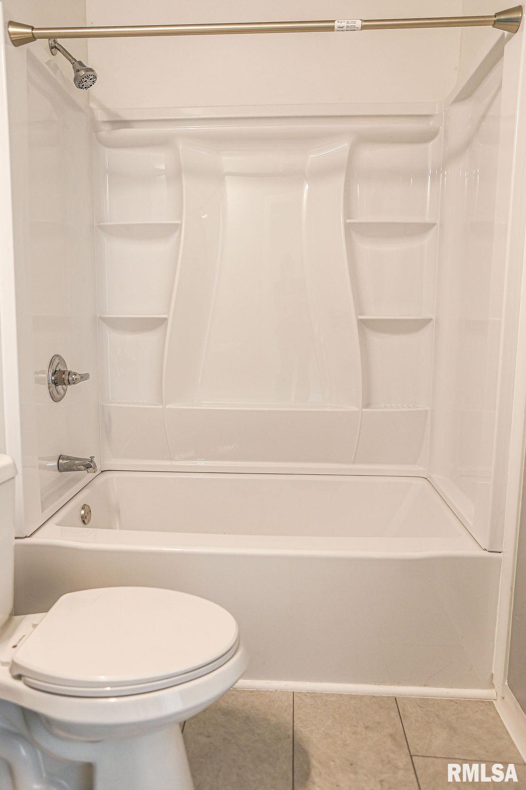 2628 38th Avenue Moline, IL 61265 - Photo 3 of 28