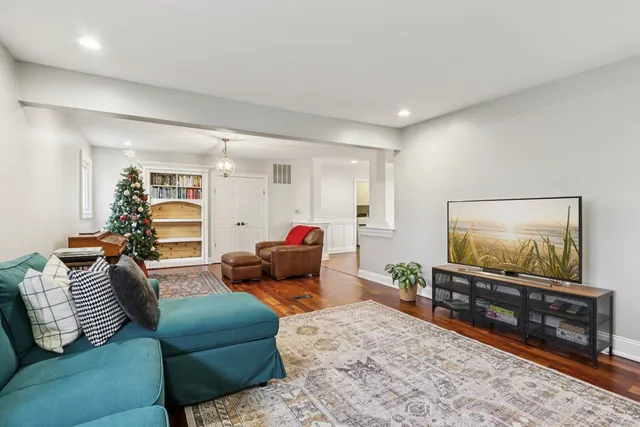 $495,000 | 2608 York Court, Woodridge, IL 60517