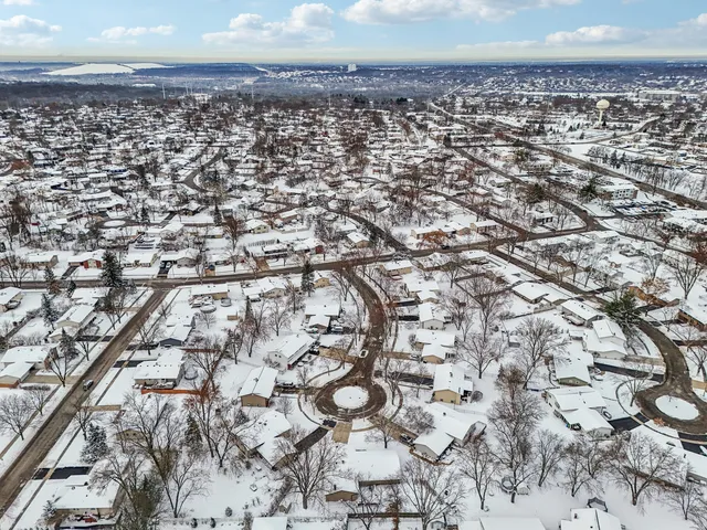 $495,000 | 2608 York Court, Woodridge, IL 60517