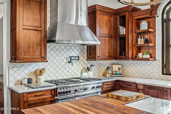 a view of a backyard with white house