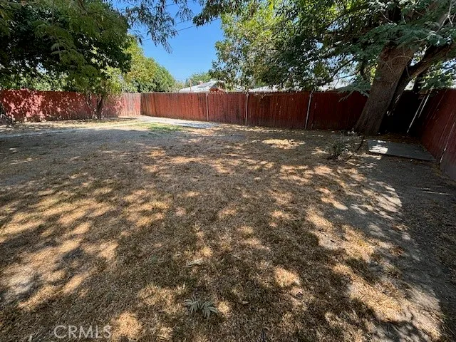 a view of a back yard