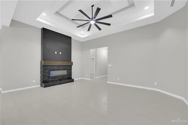 en empty room with closet and ceiling fan