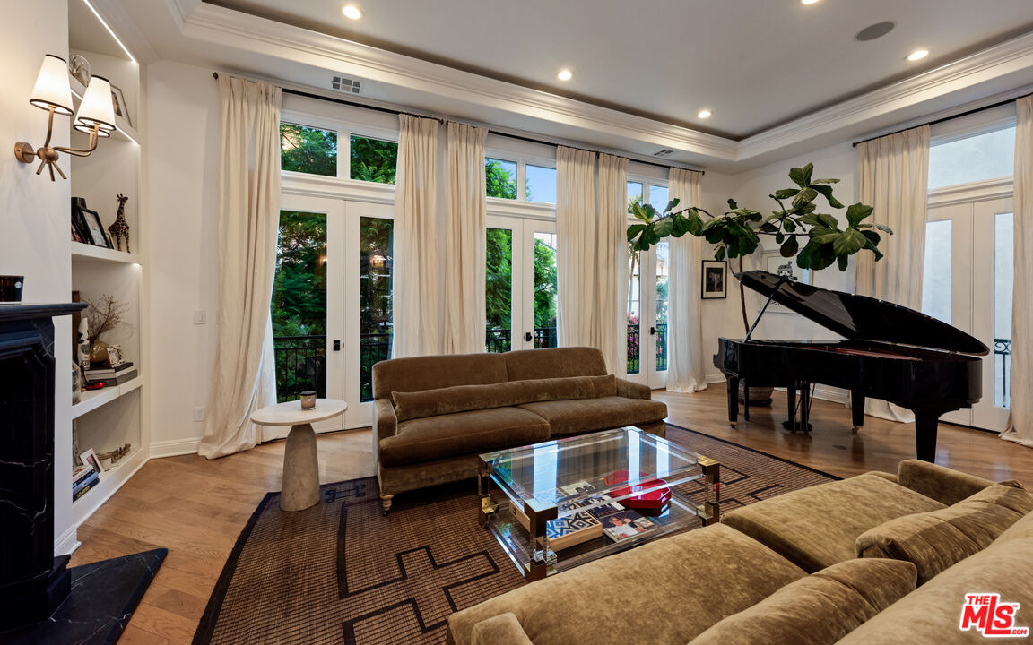 123 Channel Pointe Mall Marina del Rey, CA 90292 - Photo 3 of 75 a living room with furniture gym equipment and a floor to ceiling window
