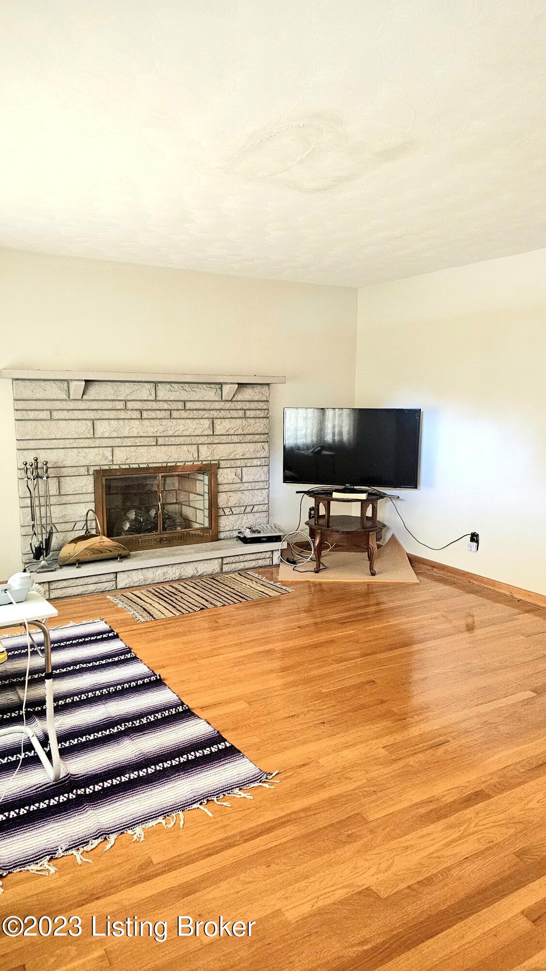 4133 Dover Road Louisville, KY 40216 - Photo 6 of 44 20231012_164048