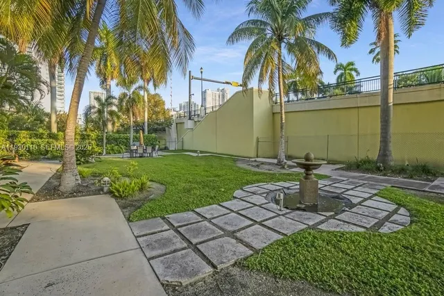 a view of a backyard