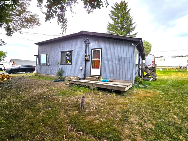 a backyard of a house with yard and barbeque oven