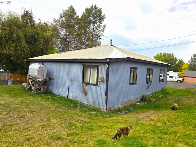 a backyard of a house with yard and barbeque oven