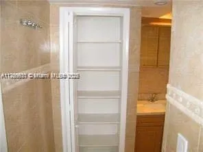 $2,750 | 5005 Collins Avenue, Unit 1422, Miami Beach, FL 33140