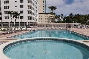 $2,750 | 5005 Collins Avenue, Unit 1422, Miami Beach, FL 33140