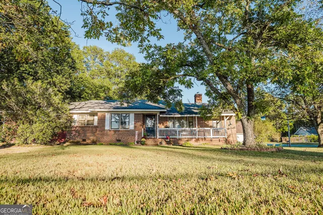 a view of a backyard of the house