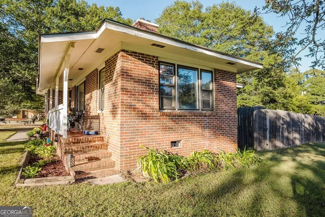 a view of a pathway that has an outdoor space