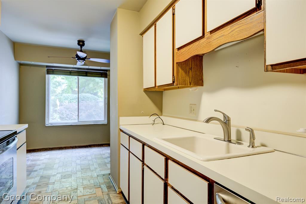 1010 Willow Grove Court Rochester Hills, MI 48307 - Photo 11 of 36