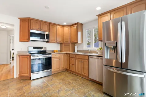 $899,000 | 10 Millspaugh Drive, Fairfield, CT 06824
