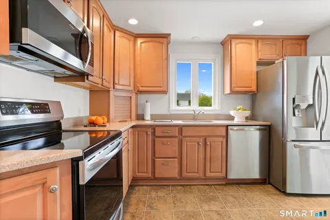 $899,000 | 10 Millspaugh Drive, Fairfield, CT 06824