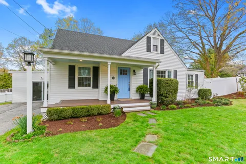 $899,000 | 10 Millspaugh Drive, Fairfield, CT 06824