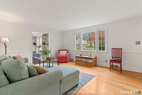 $899,000 | 10 Millspaugh Drive, Fairfield, CT 06824