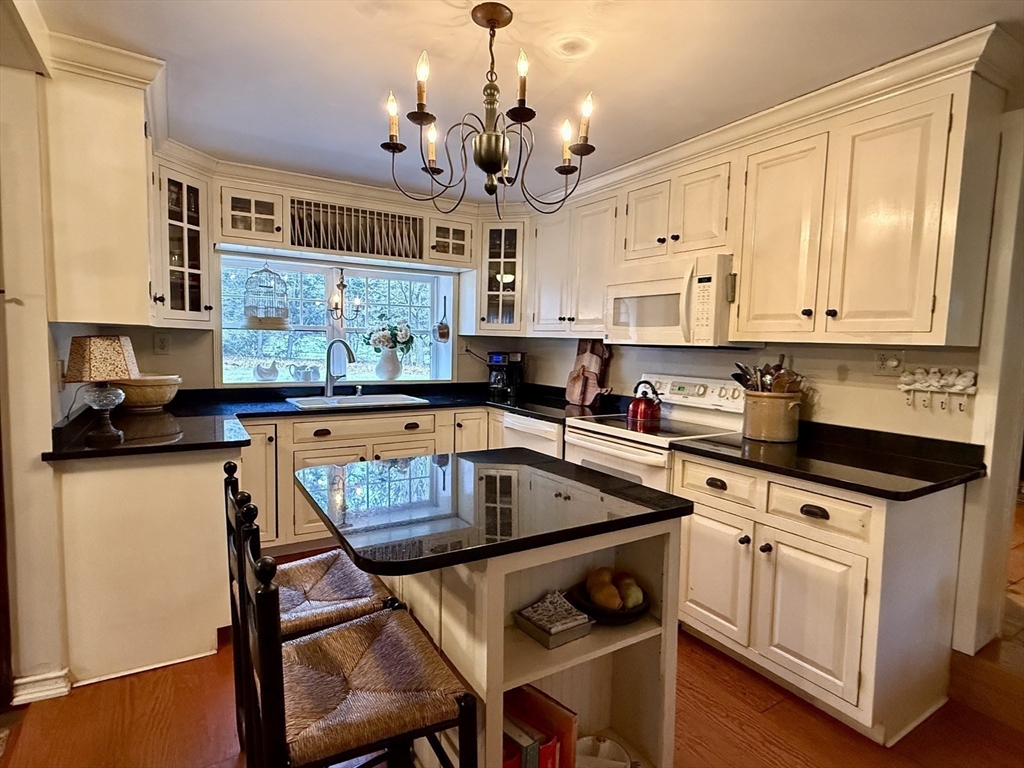 285 Brookfield Road Sturbridge, MA 01518 - Photo 8 of 39