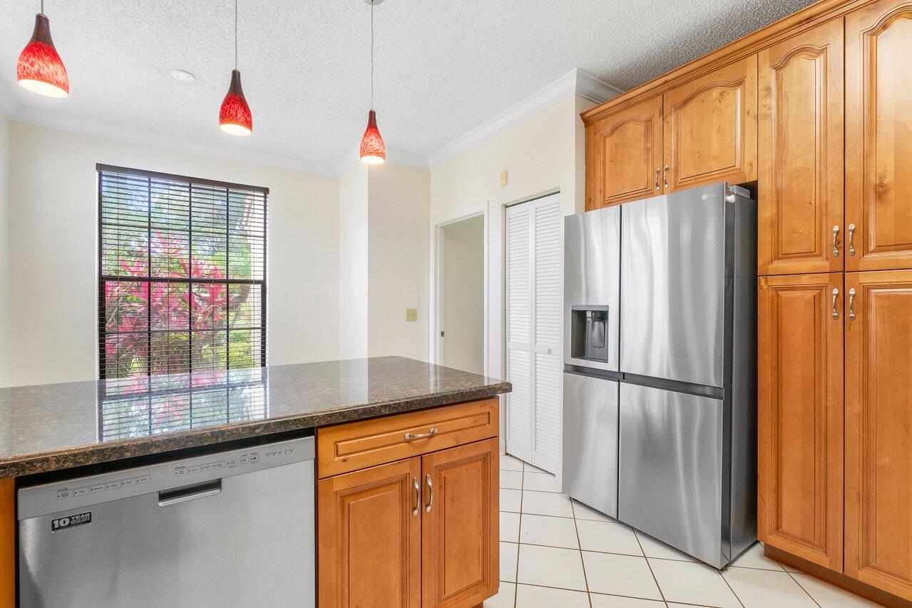 6721 Montego Bay Boulevard, Unit E Boca Raton, FL 33433 - Photo 9 of 37 KITCHEN WITH BREAKFAST AREA