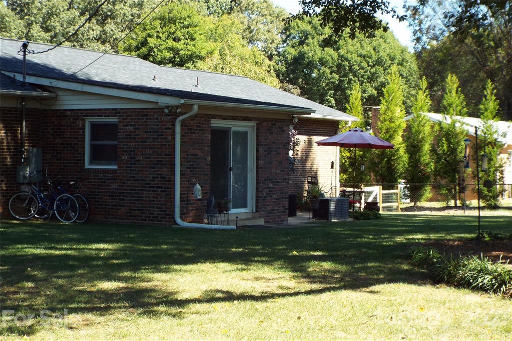 7905 Barkley Road Sherrills Ford, NC 28673 - Photo 29 of 31 a view of a house with backyard and sitting area