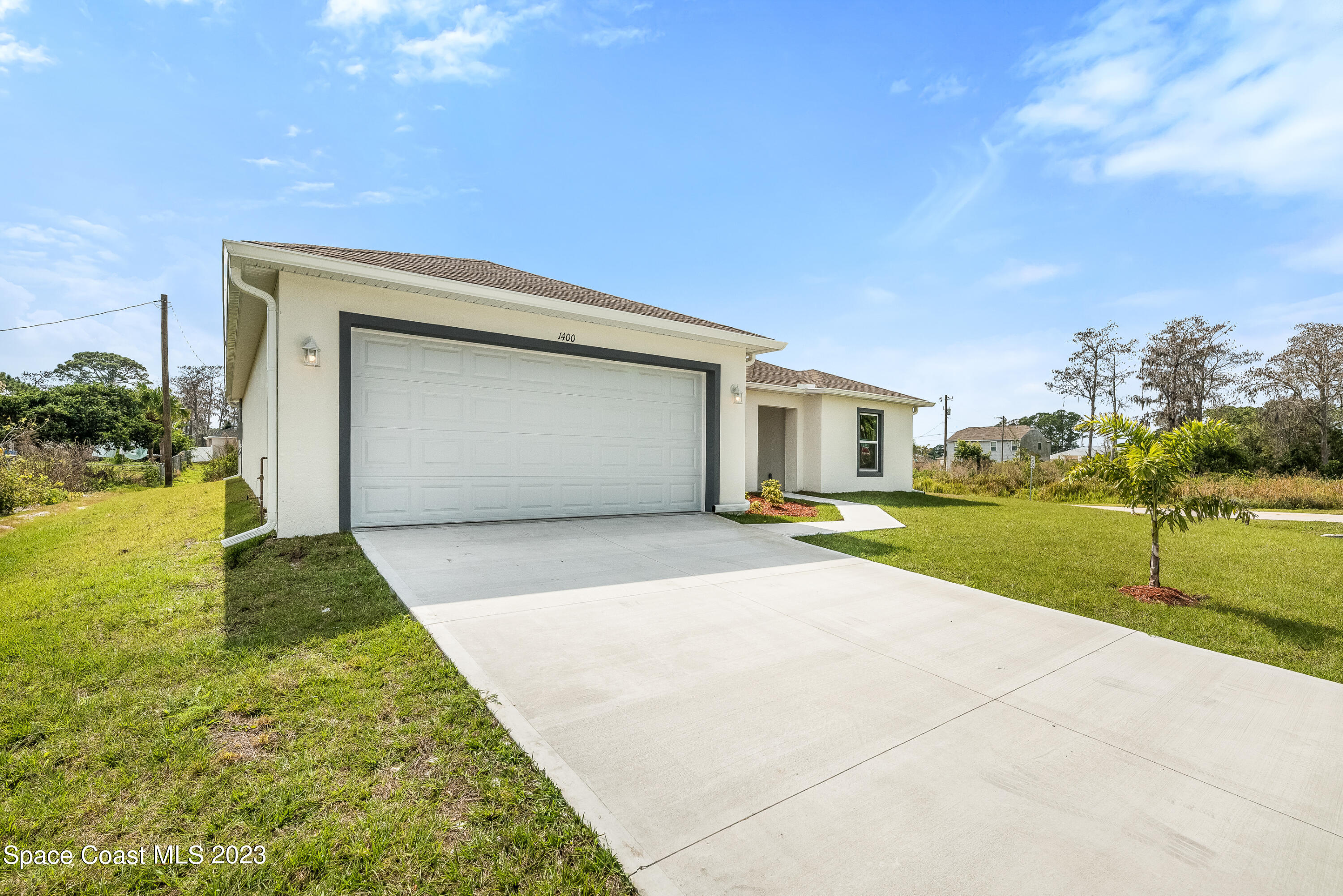 1289 Hastings Road Southwest Palm Bay, FL 32908 - Photo 6 of 38 a front view of house with yard
