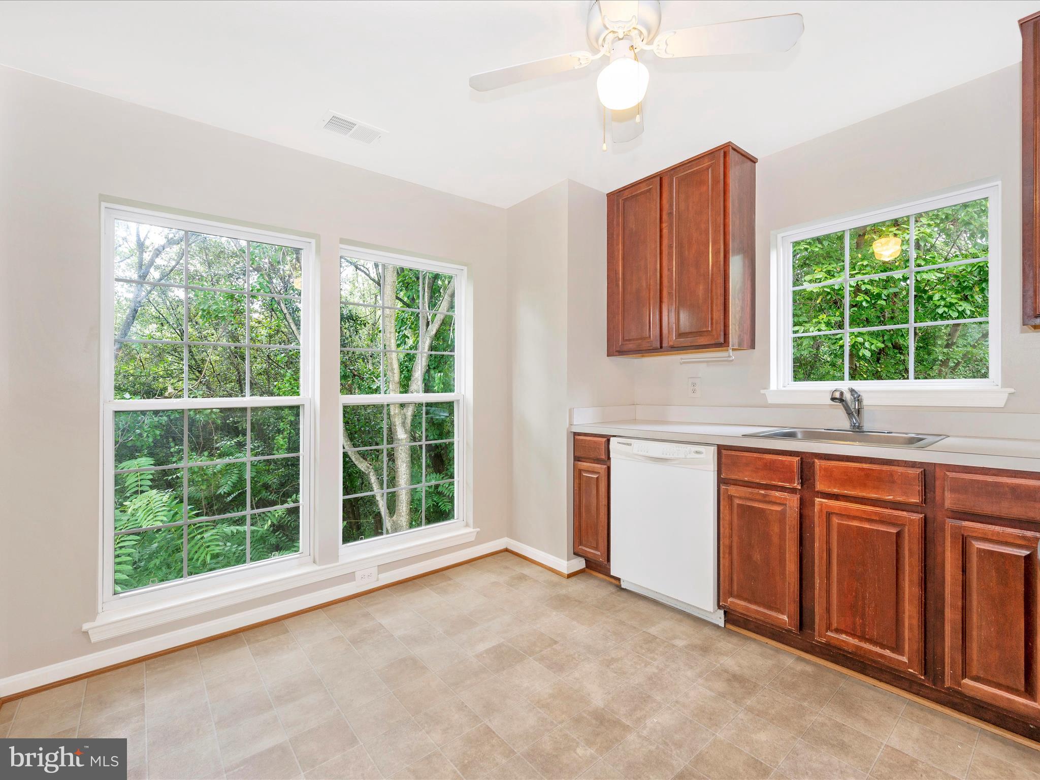 12020 Amber Ridge Circle, Unit B203 Germantown, MD 20876 - Photo 3 of 39 Kitchen