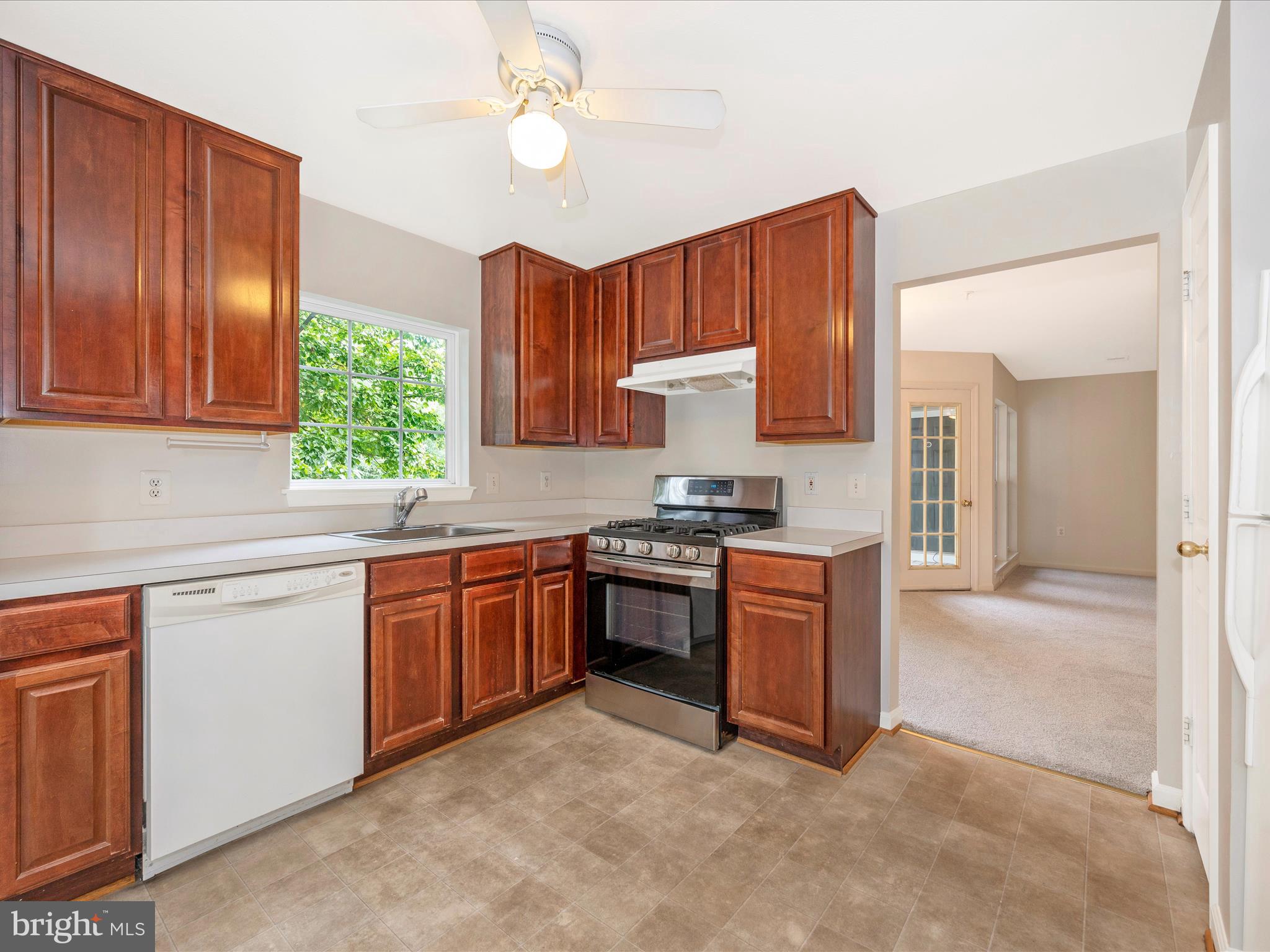 12020 Amber Ridge Circle, Unit B203 Germantown, MD 20876 - Photo 10 of 39 Kitchen