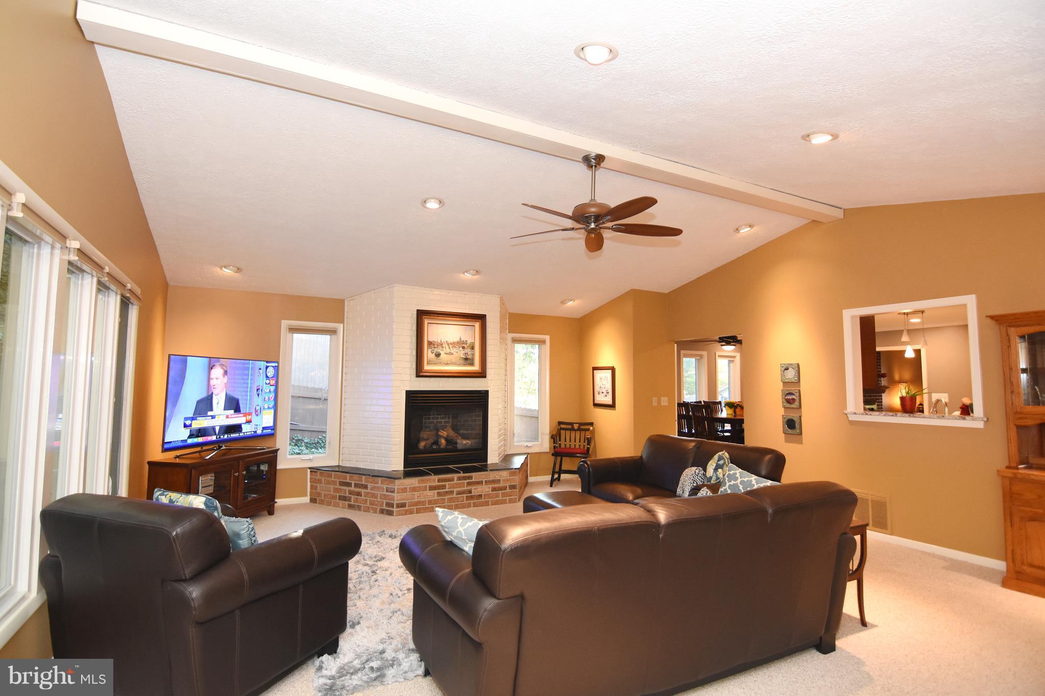 447 Walnut Drive Edgewater, MD 21037 - Photo 10 of 30 Huge Family Room with Vaulted Ceiling