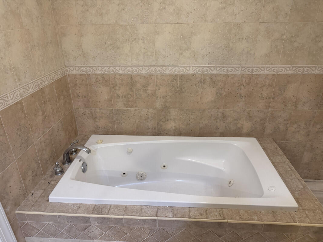 1401 South Federal Highway, Unit 102 Boca Raton, FL 33432 - Photo 26 of 38 a bathroom with a bath tub