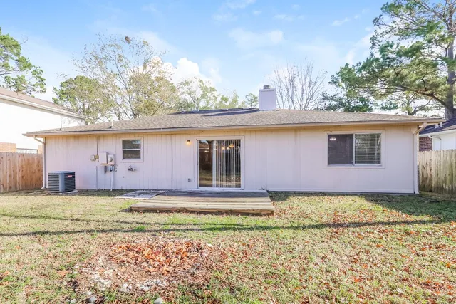 a view of a house with backyard