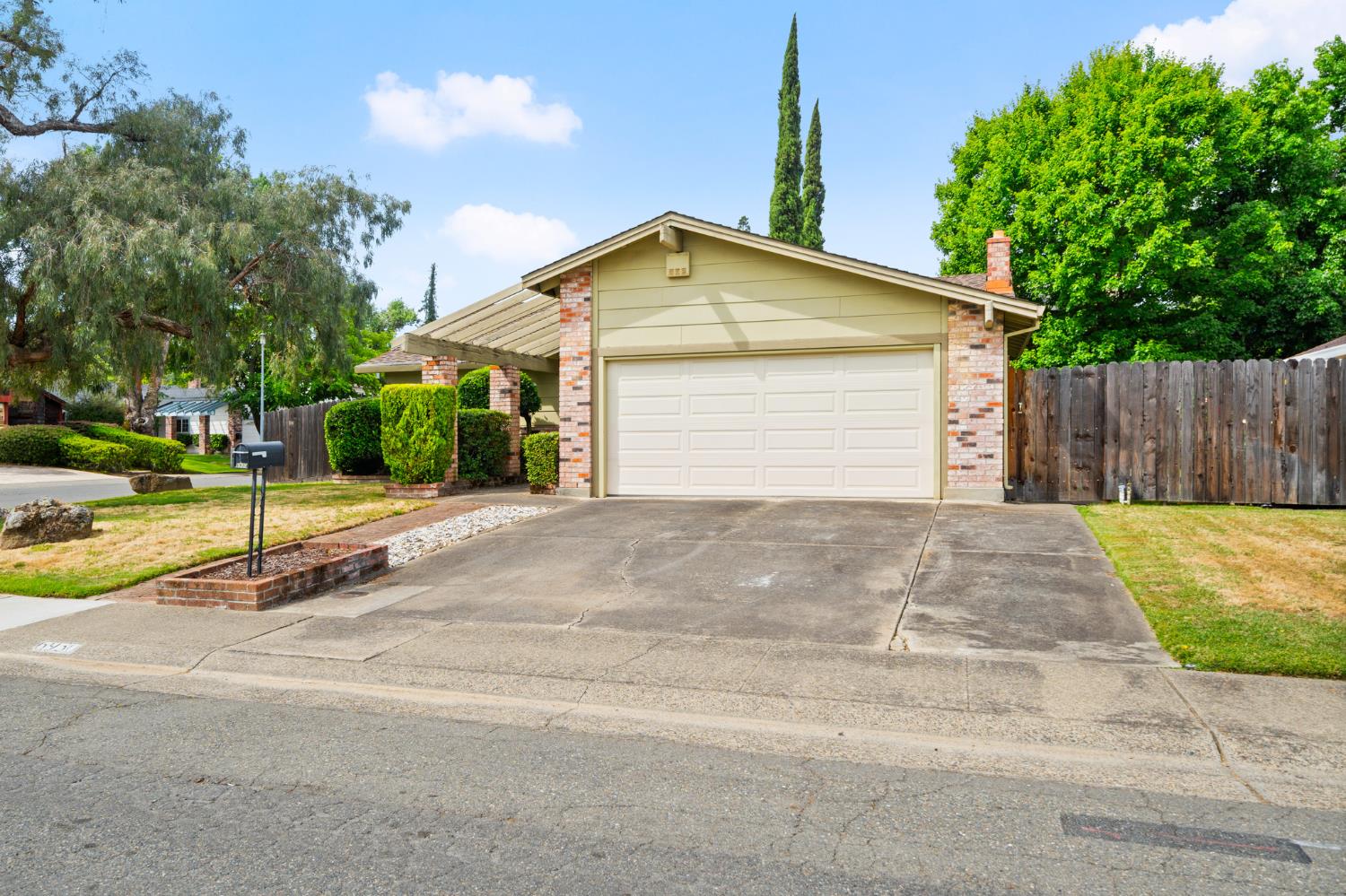 6930 Cobblestone Way Citrus Heights, CA 95621 - Photo 4 of 53