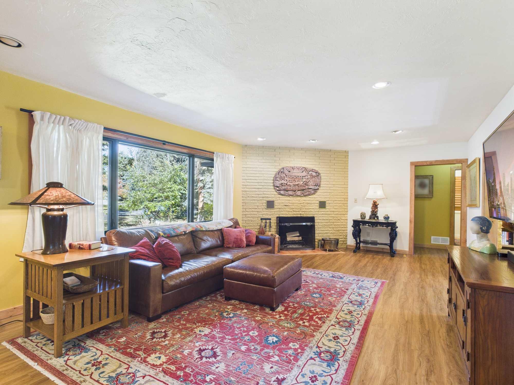 320 Pine Street Hailey, ID 83333 - Photo 5 of 25 Living Room