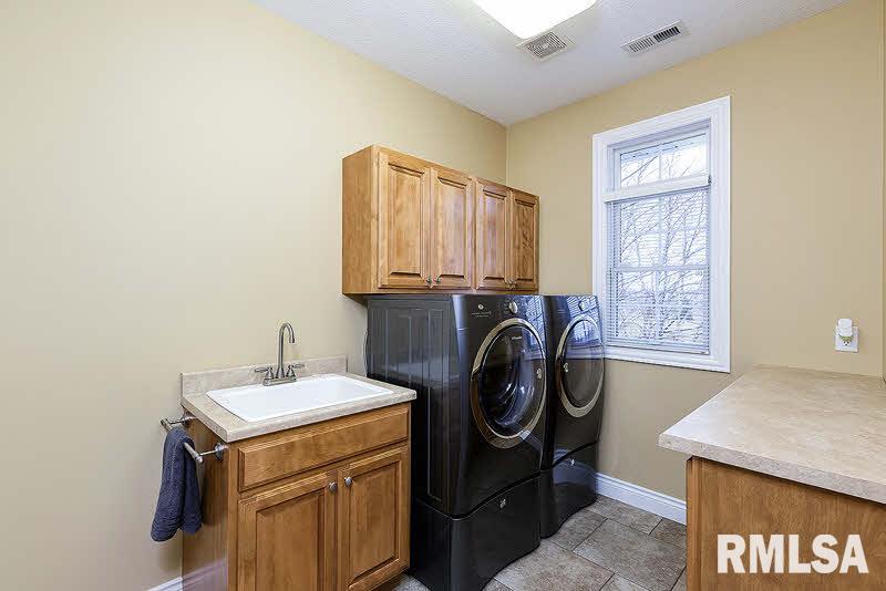 5645 Judge Road Bettendorf, IA 52722 - Photo 11 of 24 Gallery Image 11
