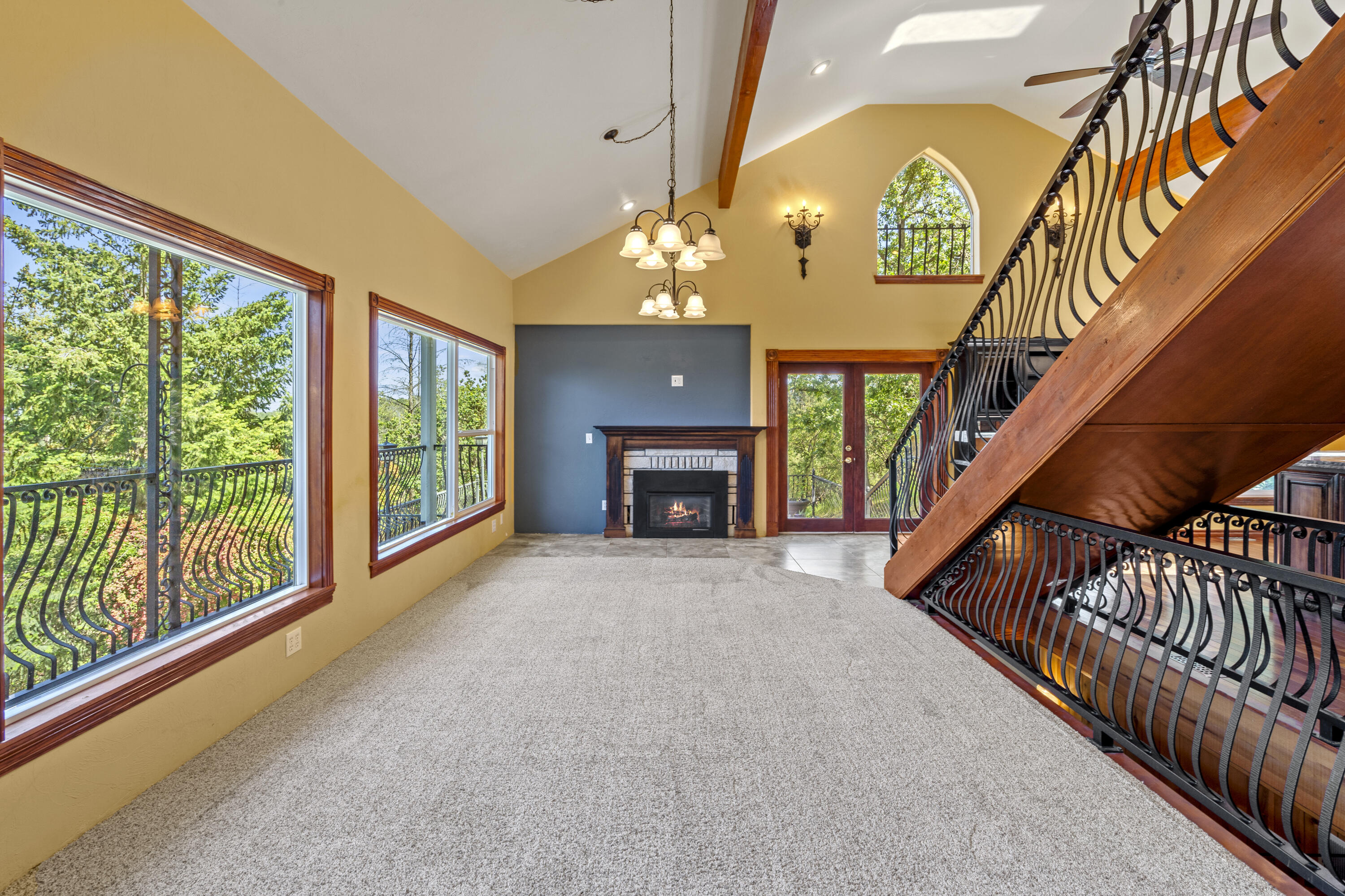 6397 Pioneer Road Medford, OR 97501 - Photo 5 of 44 Living Room