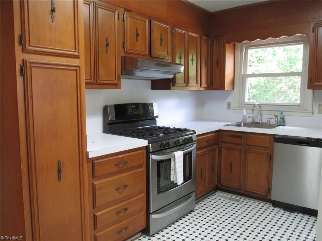 2303 Dover Place High Point, NC 27265 - Photo 7 of 17 Gallery Image 7