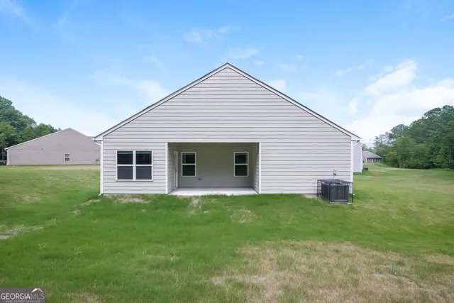 a view of a house with a backyard